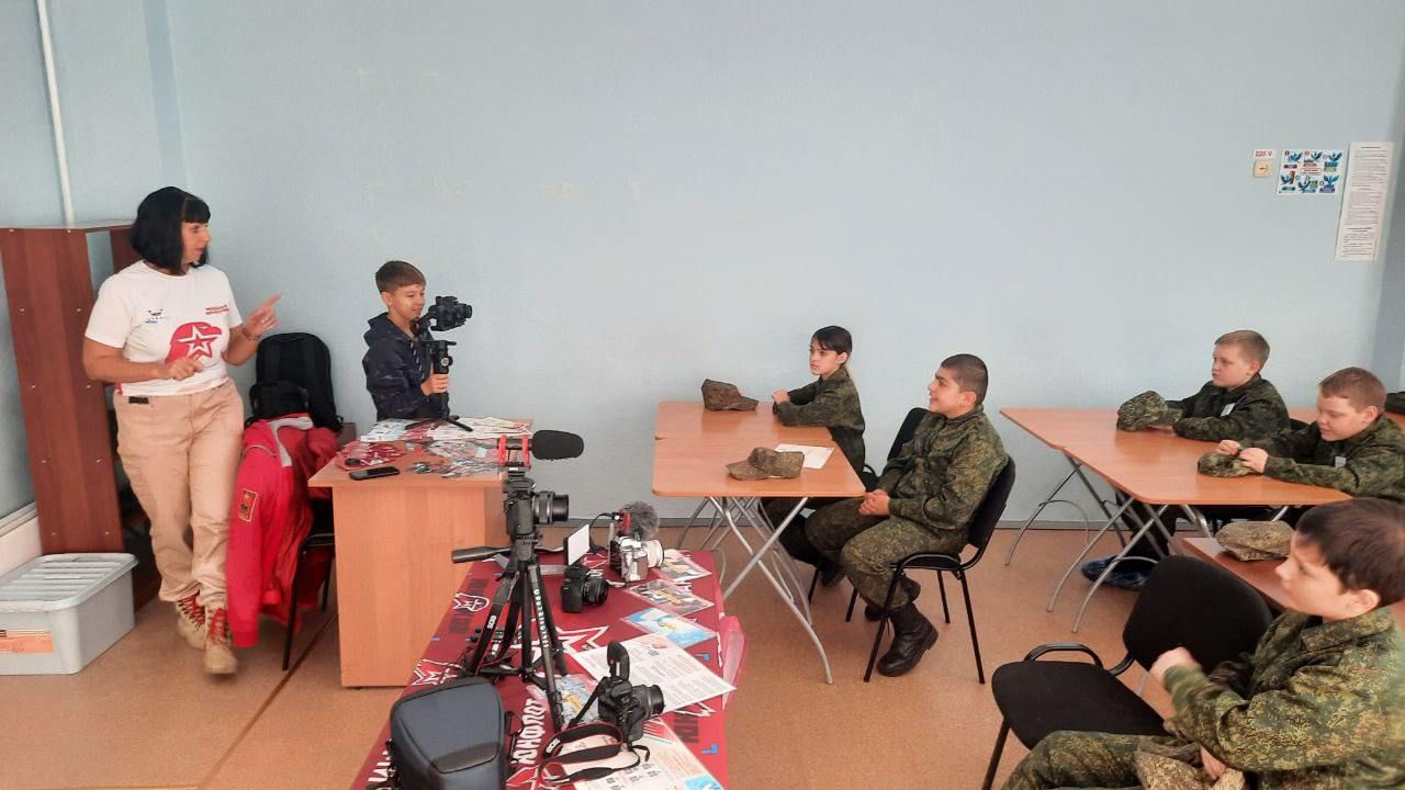 Сегодня в Новокузнецке  работал мобильный «Дом ЮНАРМИИ».  Учащимся образовательных организаций выпала возможность окунуться  в уникальное пространство