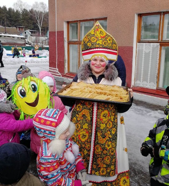 Весну звали, блинами угощали