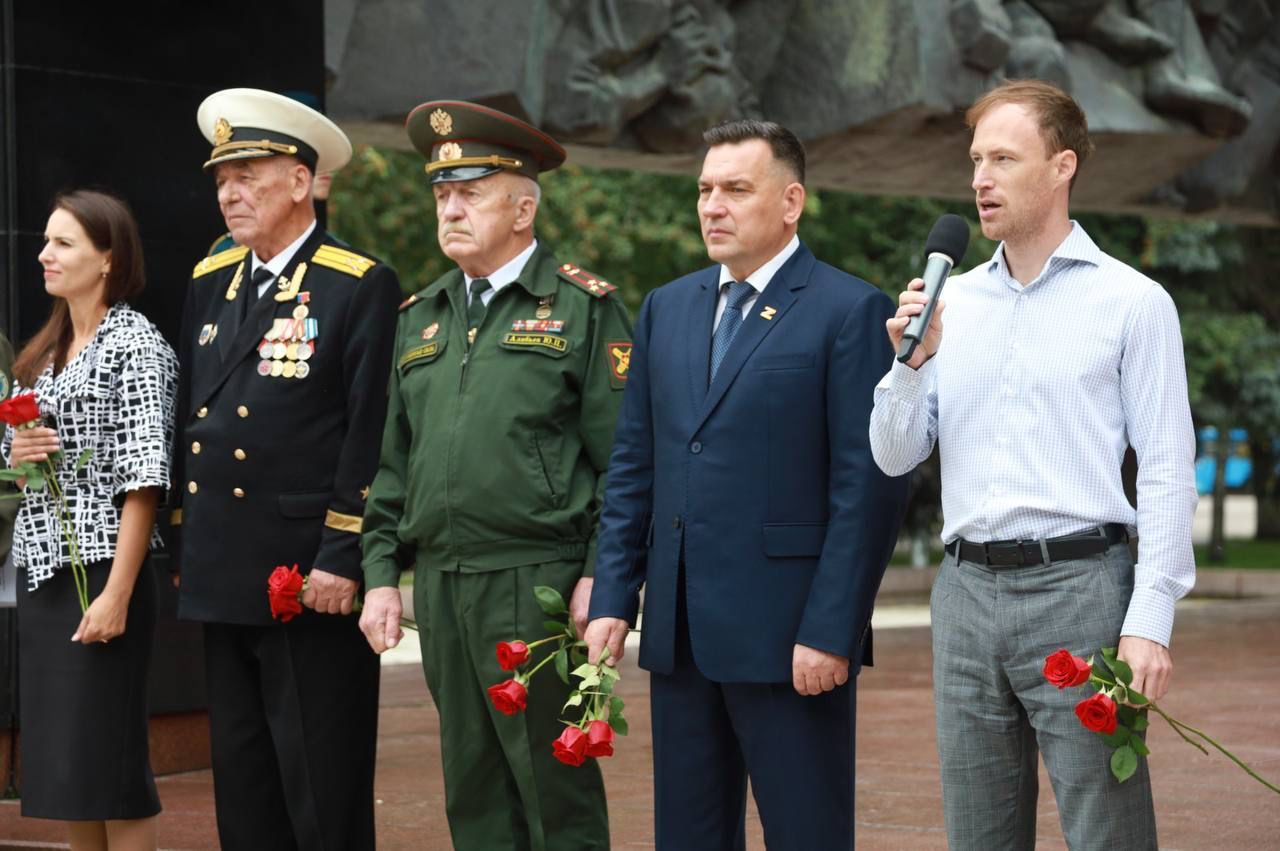 Сегодня на Посту №1 у Вечного огня Славы состоялось торжественное открытие городской Вахты Памяти