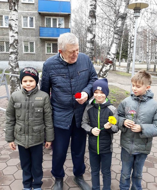 Гвоздика - символ памяти и уважения к солдатскому мужеству